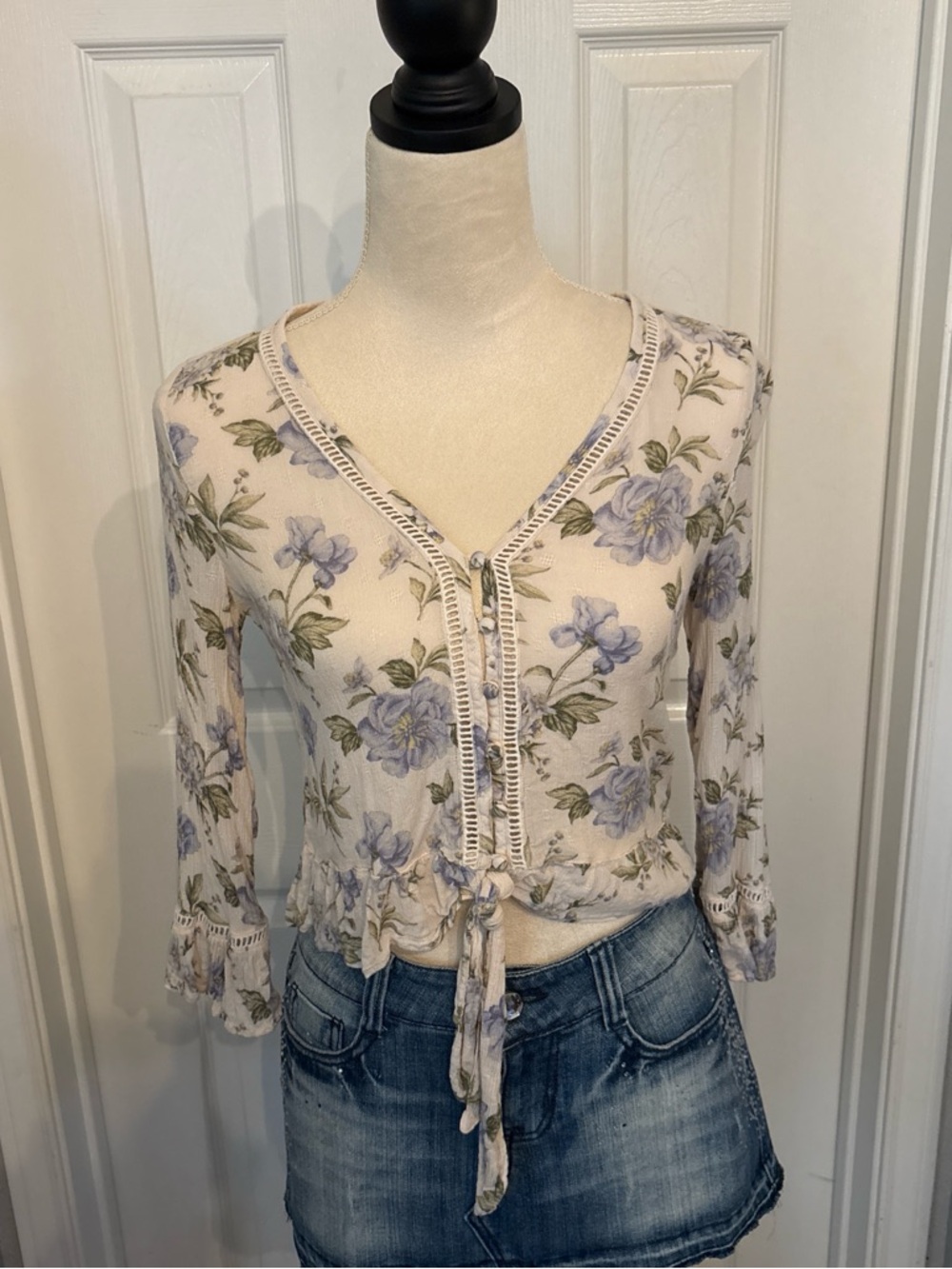 American Eagle Outfitters Cream Floral Tie-Front V-Neck Blouse